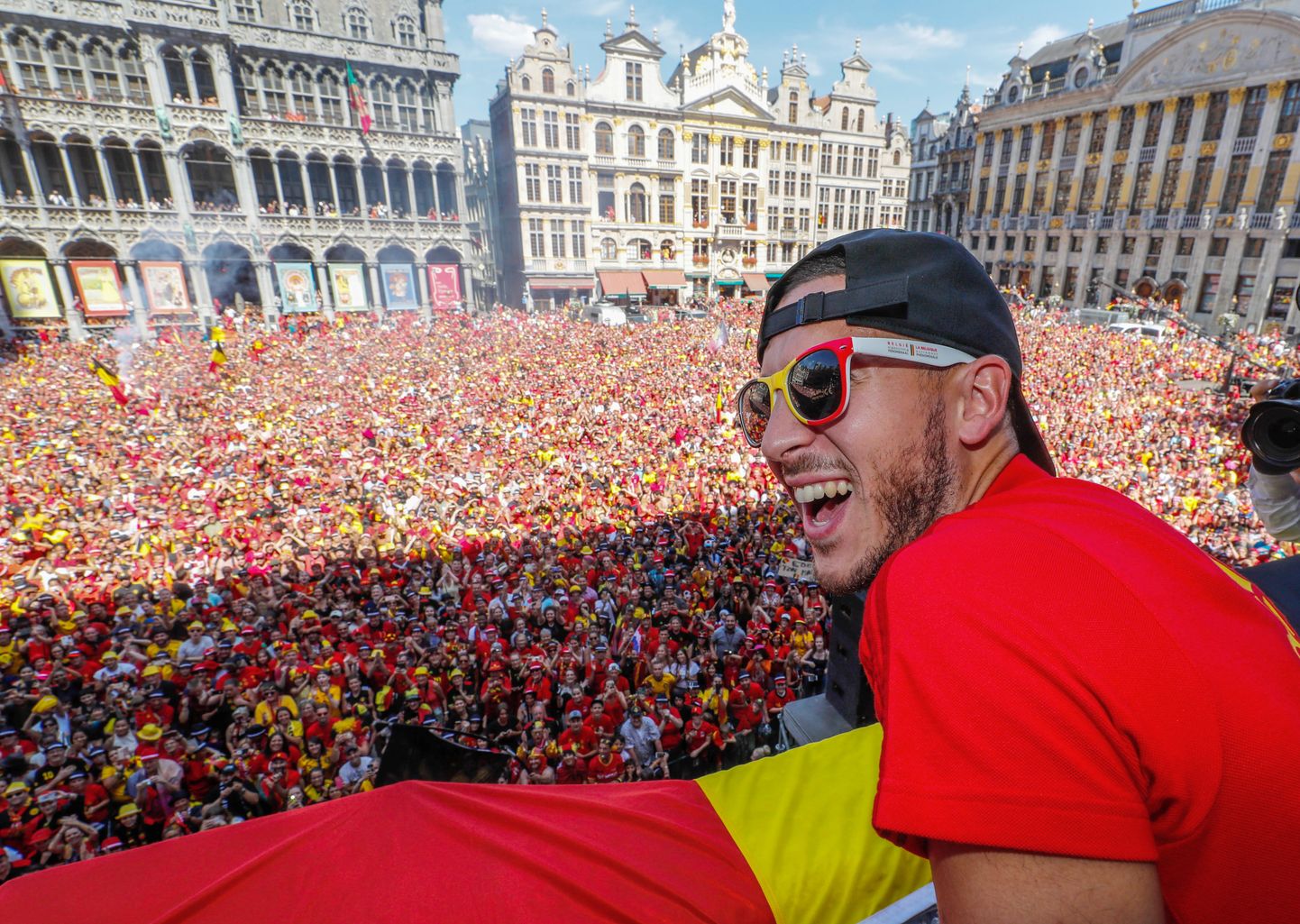 Belgia koondise staar Eden Hazard Brüsselis. Taustal koondise pronksmedalit tähistama kogunenud rahvas.