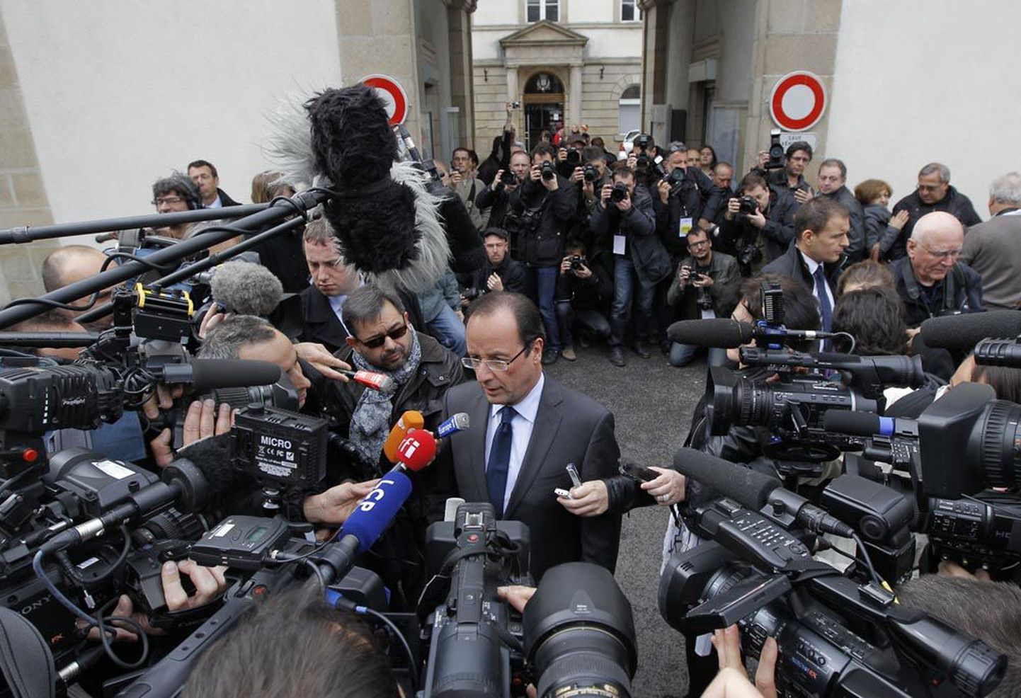 Ajakirjanikud eile Tulle’i linnas François Hollande’i ümber. Sarkozy toetajad on       eraviisiliselt tunnistanud, et presidendil on nüüd sama hästi kui võimatu teises voorus Hollande’ist mööda minna.