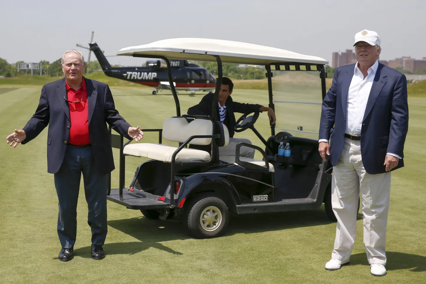 Donald Trump  ja golfar Jack Nicklaus Ferry Pointi golfiväljaku avamisel 2015. aasta mais