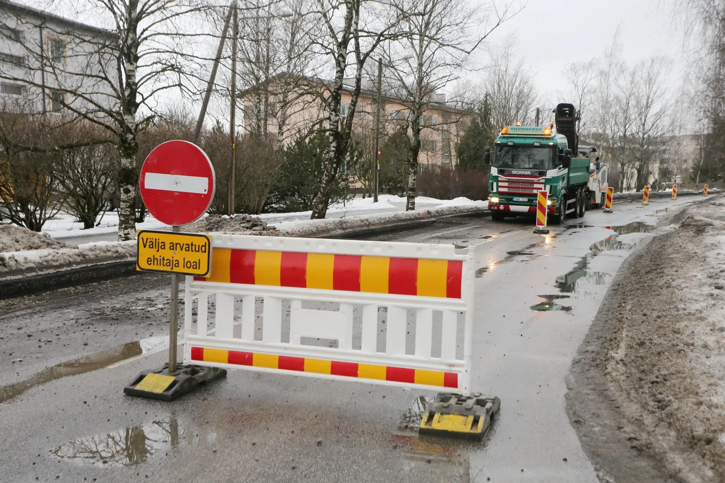 Ravila tänaval alanud ehituse tõttu on mujale suunatud nii autod kui ka bussid.