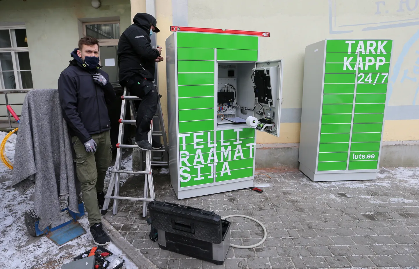 Mikkel Lill (vasakult) ja Silvar Saar paigaldasid laenutuskappe.