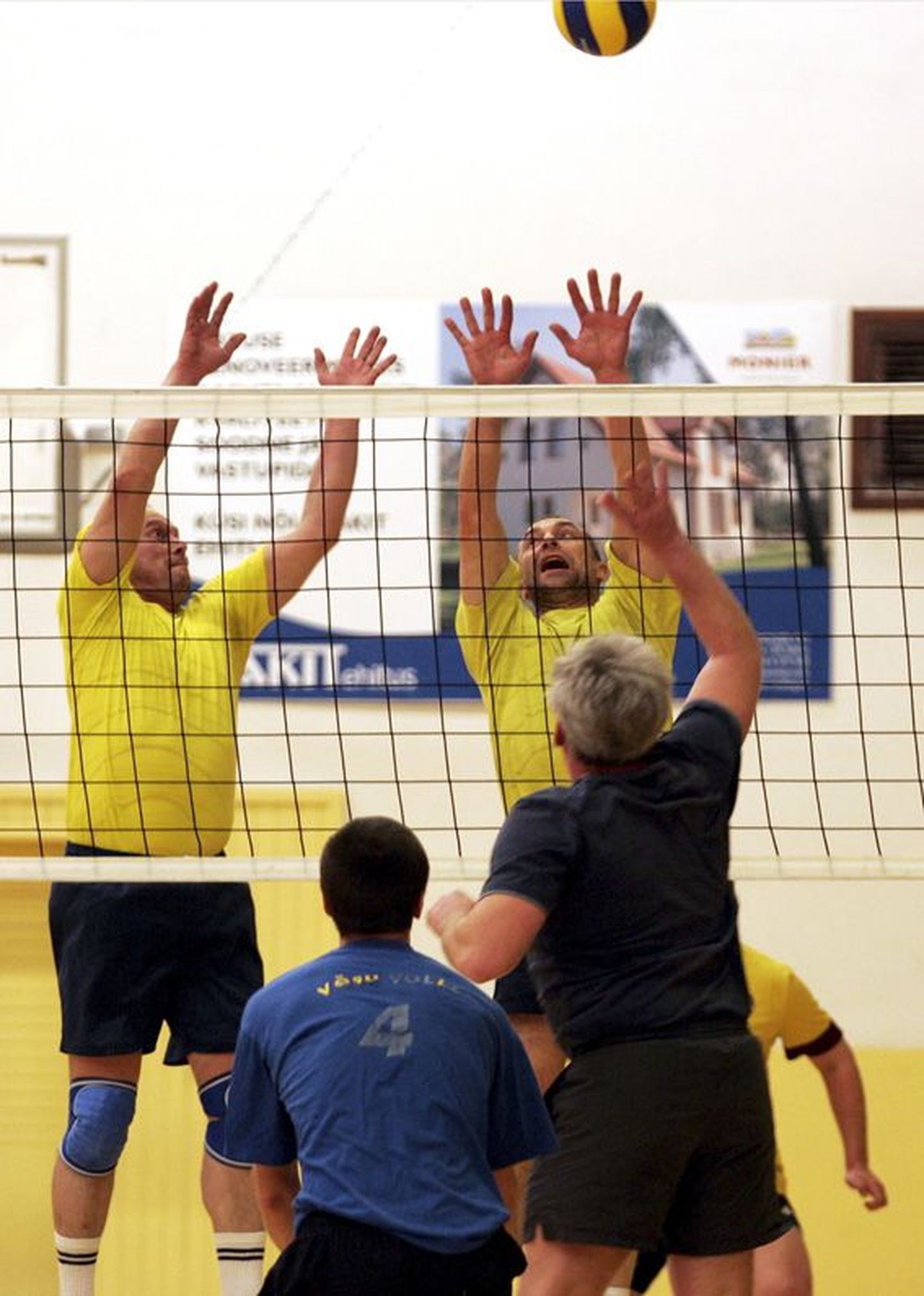 Rahvaliiga turniiril on mänguhoos Tõrremäe II (kollases) ja Spordiveteranide Koondise (SVK) I võistkond.