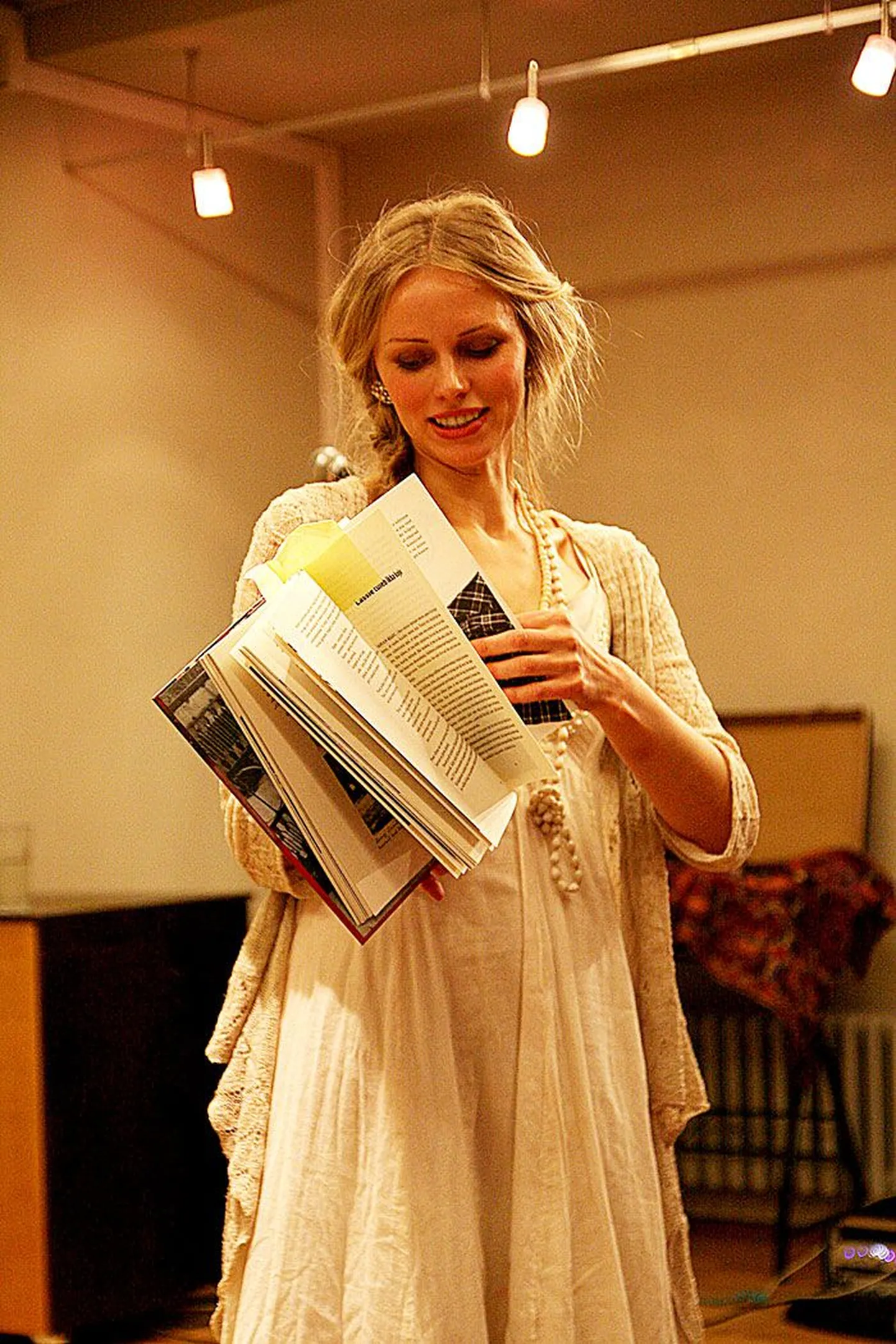 Kristiina Ehin (35) esitles Tartu loomemajanduskeskuse saalis oma värsket raamatut. Samal õhtul tutvustas ta Kalevi 13 hoones huvilistele äsja asutatud Kirjanduskambrit.