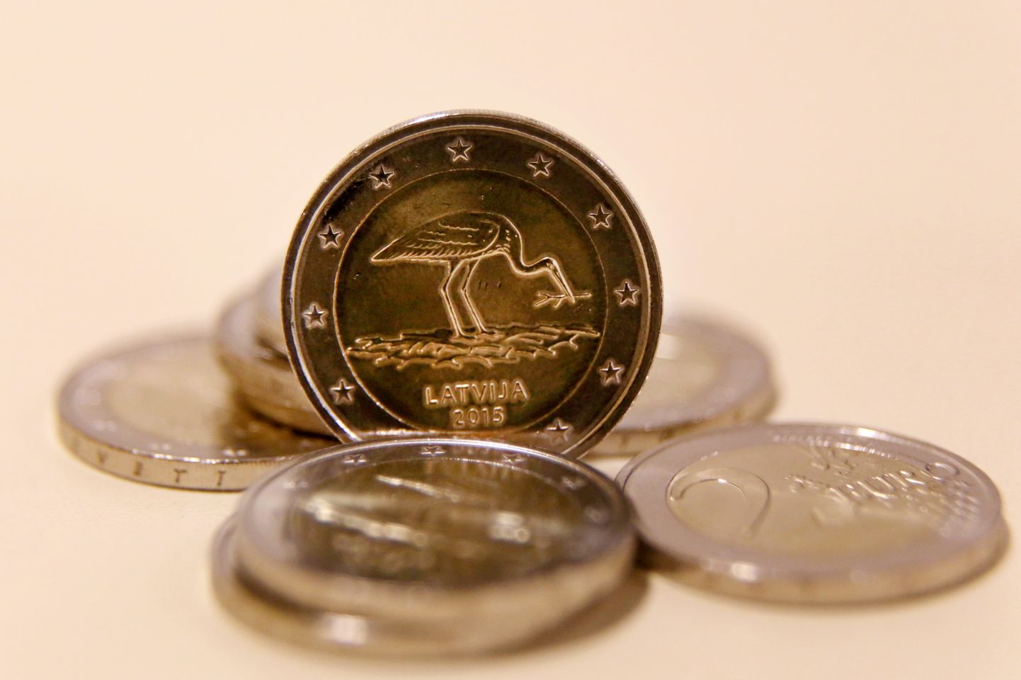 Latvijas Bankas īpašā dizaina 2 eiro piemiņas monētas "Stārķis", kuras grafisko dizainu veidojusi māksliniece Olga Šilova.
