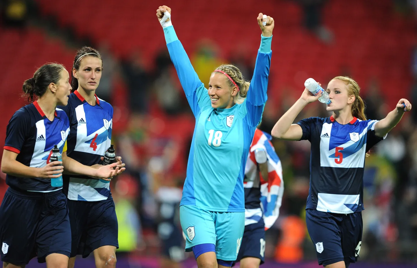 Suurbritannia koondise väravavaht Karen Bardsley (keskel) tegi koos naiskonnakaaslastega muusikavideo.