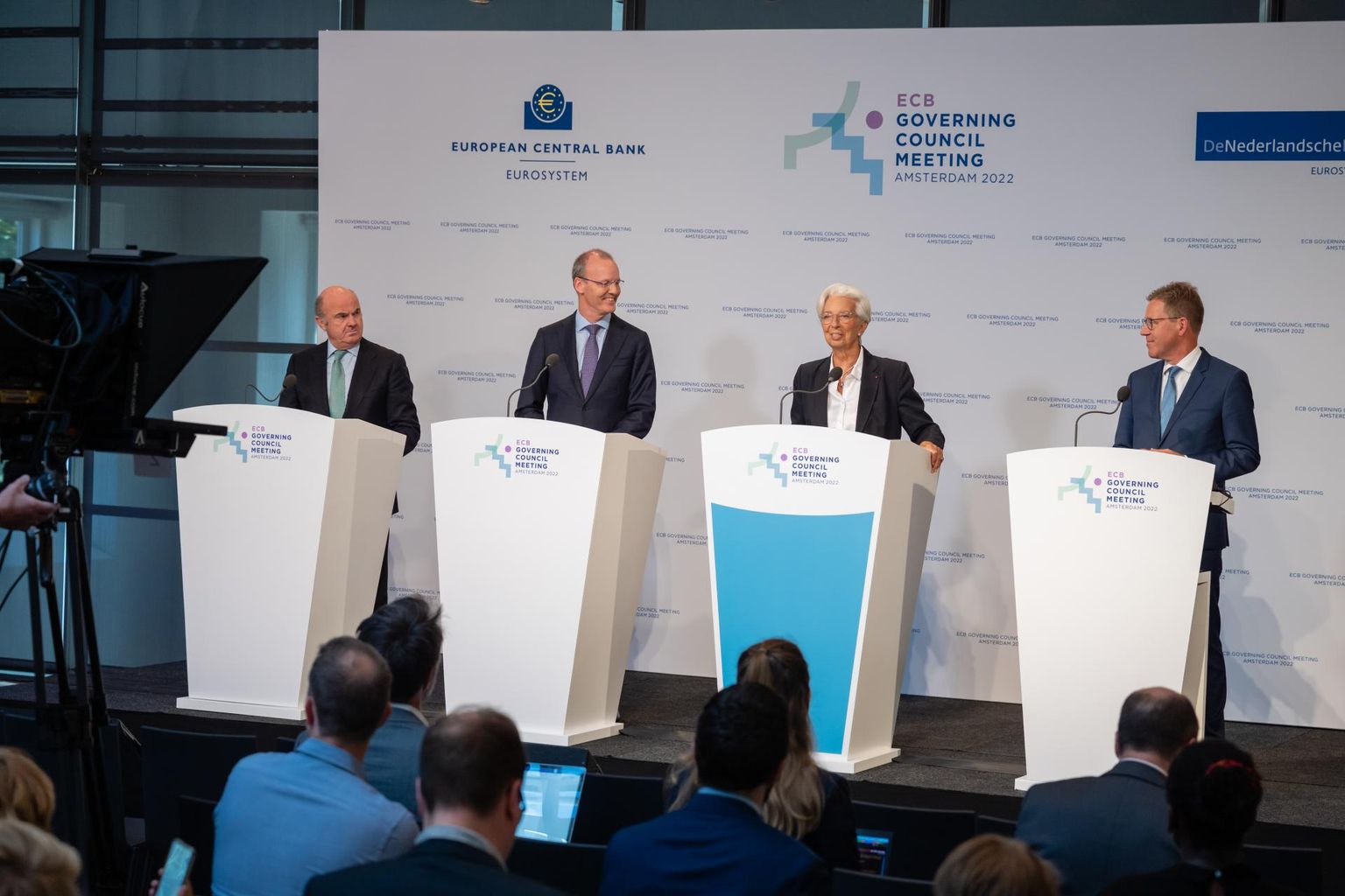 Euroopa Keskpanga president Christine Lagarde (paremalt teine) ja teised kõrged esindajad tegid intressimäärade tõstmise teatavaks 9. juunil Amsterdamis.