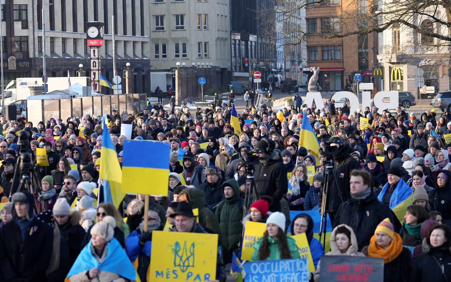 Pieminot Ukrainas tautas upurus kara 3. gadadienā, pie Brīvības pieminekļa notiek Ukrainas atbalsta akcija "Kopā līdz uzvarai!".