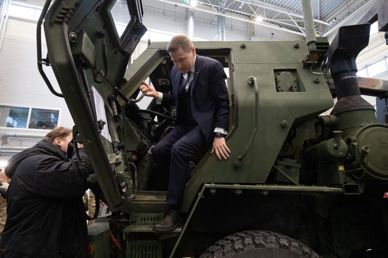 Министр обороны Ханно Певкур проверяет на себе комплекс HIMARS.  