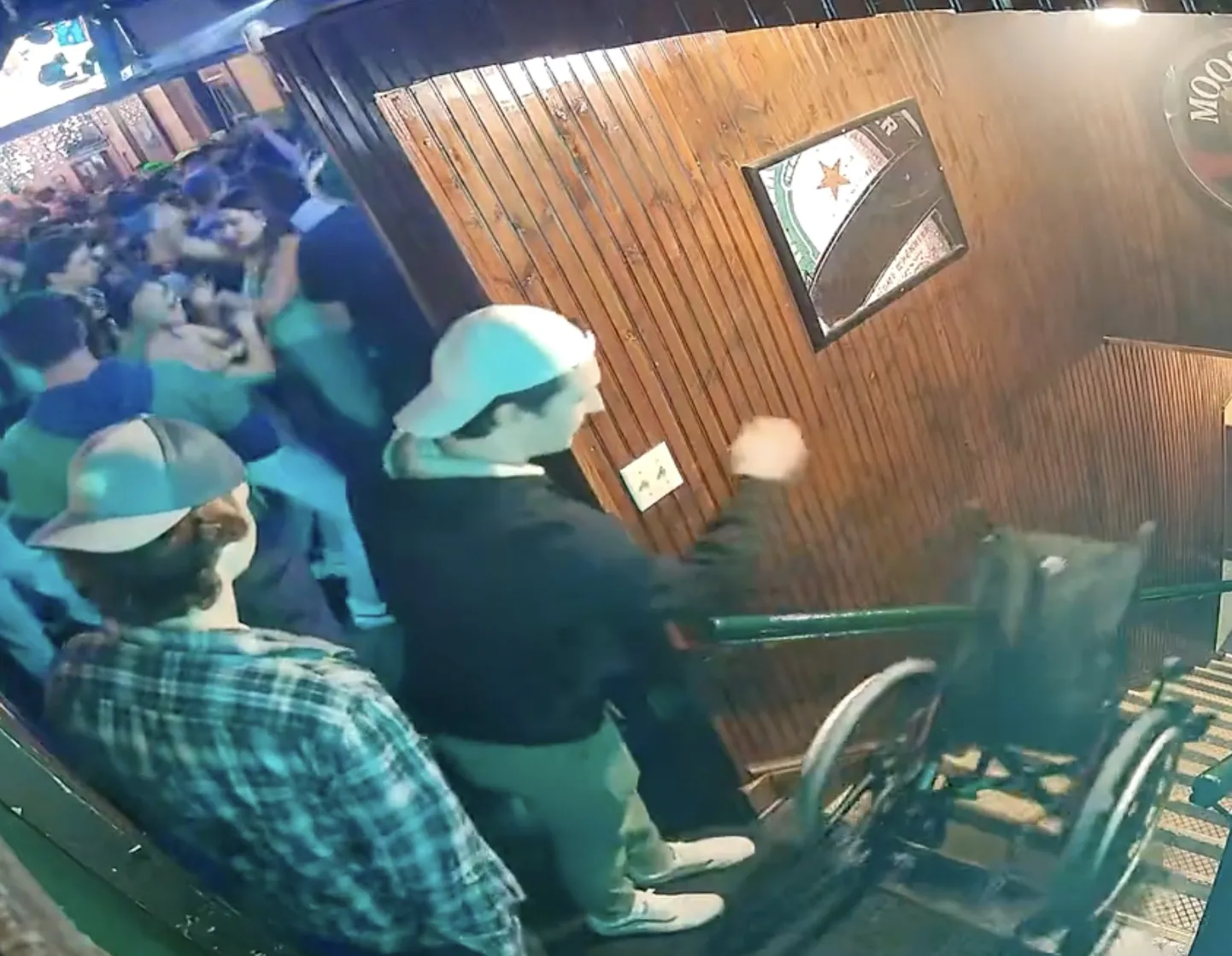 Carson Briere ratastooli trepist alla lükkamas. Pilt videost.