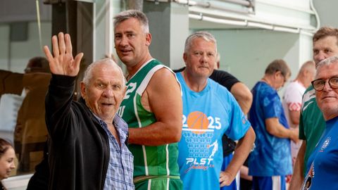 GALERII ⟩ Kossuveteranid kolisid juubeliturniiriks ühest korvpallihällist teise