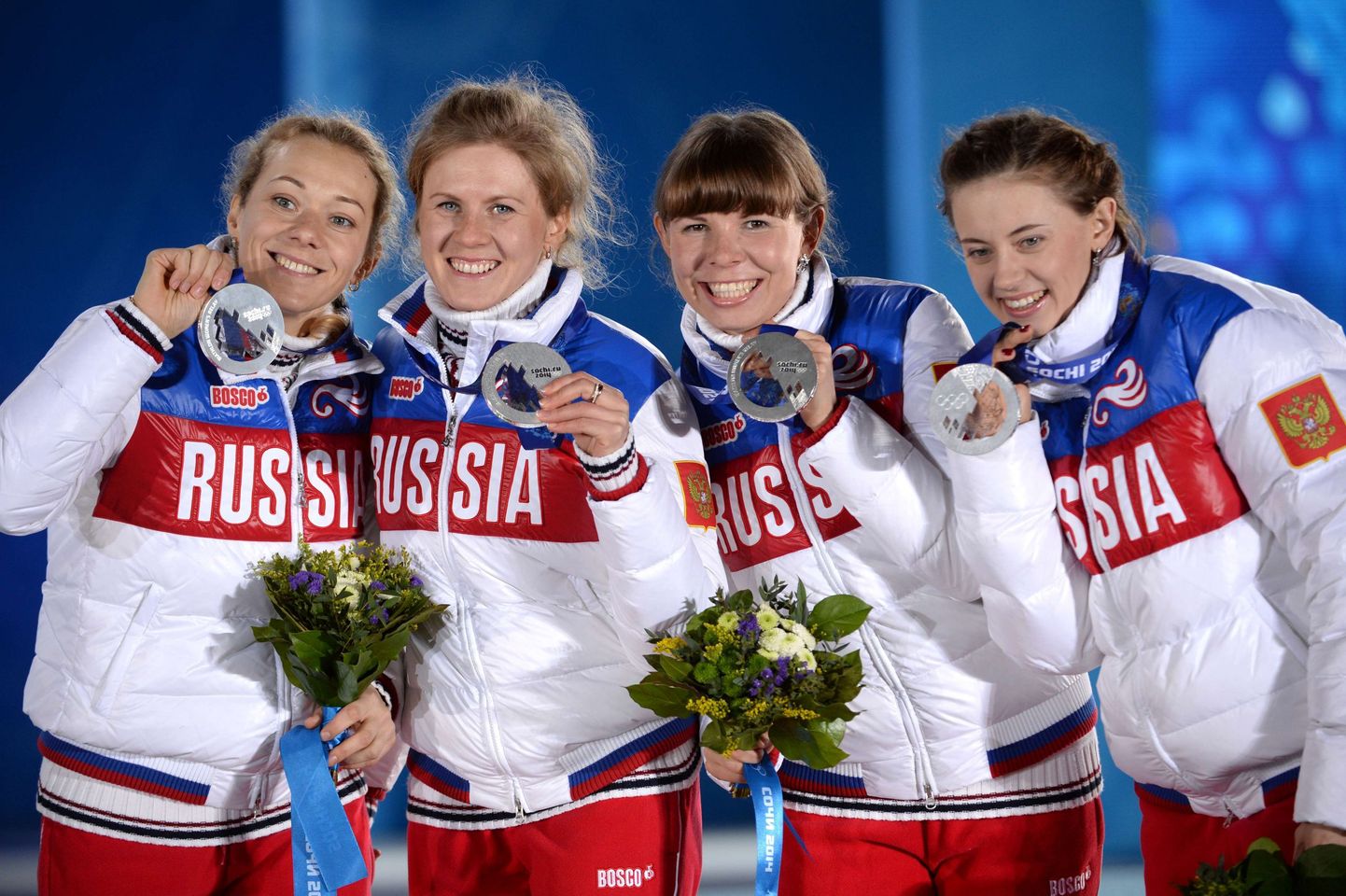 Vasakult: Olga Zaitseva, Jana Romanova, Jekaterina Šumilova ja Olga Viluhhina Sotši olümpia poodiumil.