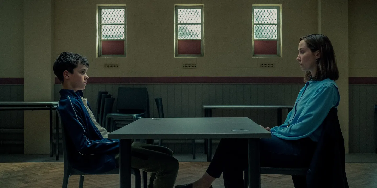 Nii jõulist lugu kui «Adolescence», mis jääb pikaks ajaks hinge närima, ei ole televisioonis tükk aega nähtud. Jamie (Owen Cooper) ja psühholoog (Erin Doherty).