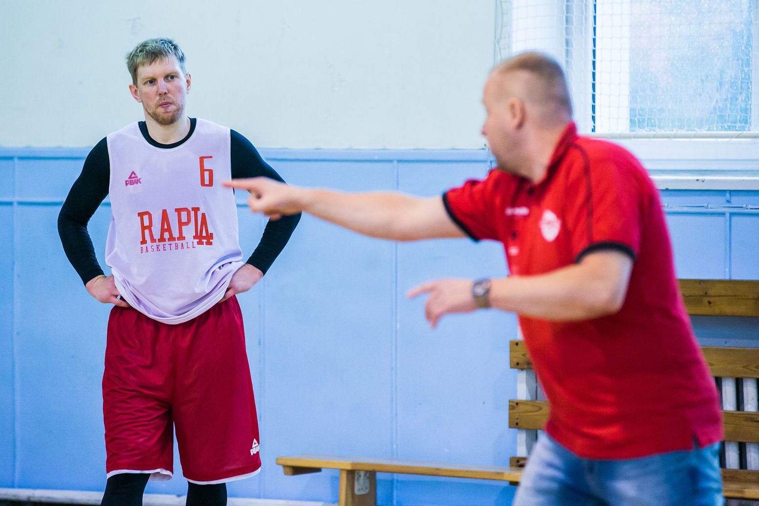 Gert Dorbek jälgimas Rapla treeningul Aivar Kuusmaa näpunäiteid. Peatreener nõuab, et mängijad teeksid ka iga pisidetaili endale hästi selgeks.