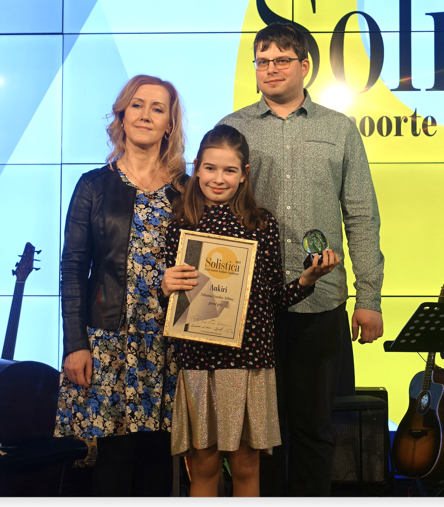 Grand prix’ võitja Arhanna Sandra Arbma koos oma lauluõpetaja Margot Suure ja kontsertmeister Jürgen Järvpõlluga