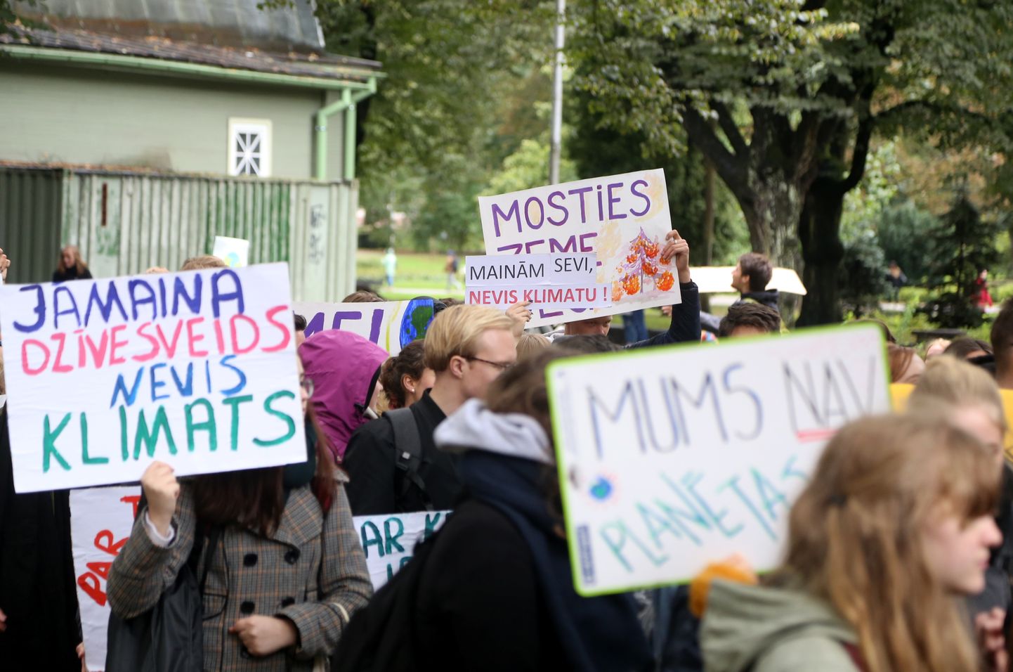 Neformālā jauniešu kustība "Fridays for future Latvia" rīko atvērtu akciju "Gājiens nākotnei", kuras mērķis ir pievērst mediju un politiķu uzmanību klimata krīzei.