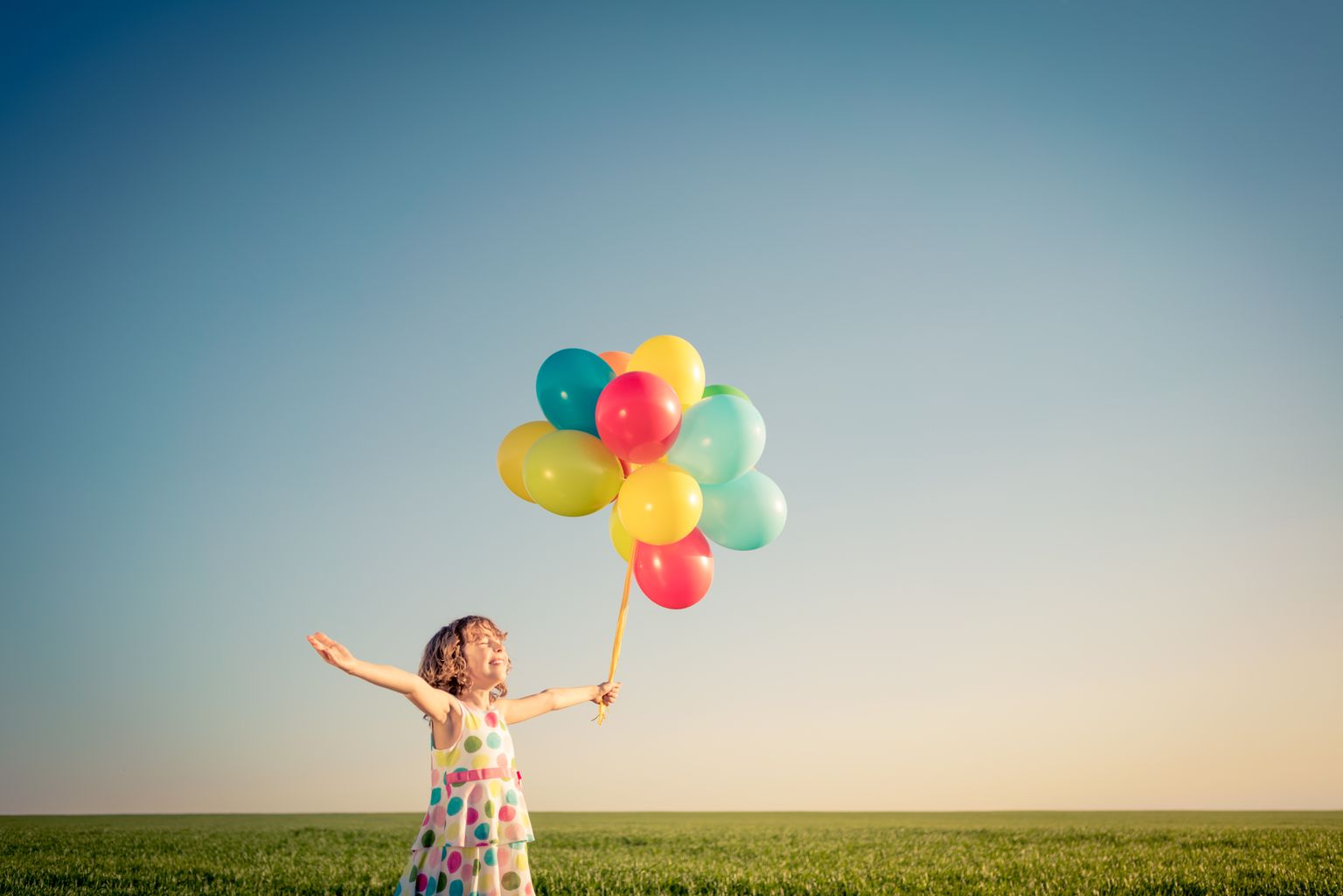 Ребенок с воздушными шарами. Фото иллюстративное.
