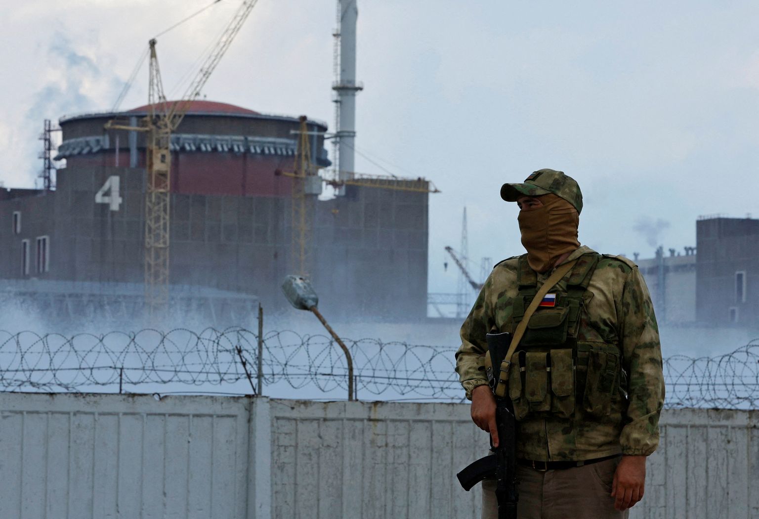 Krievijas karavīrs pie Zaporižjas atomelektrostacijas.