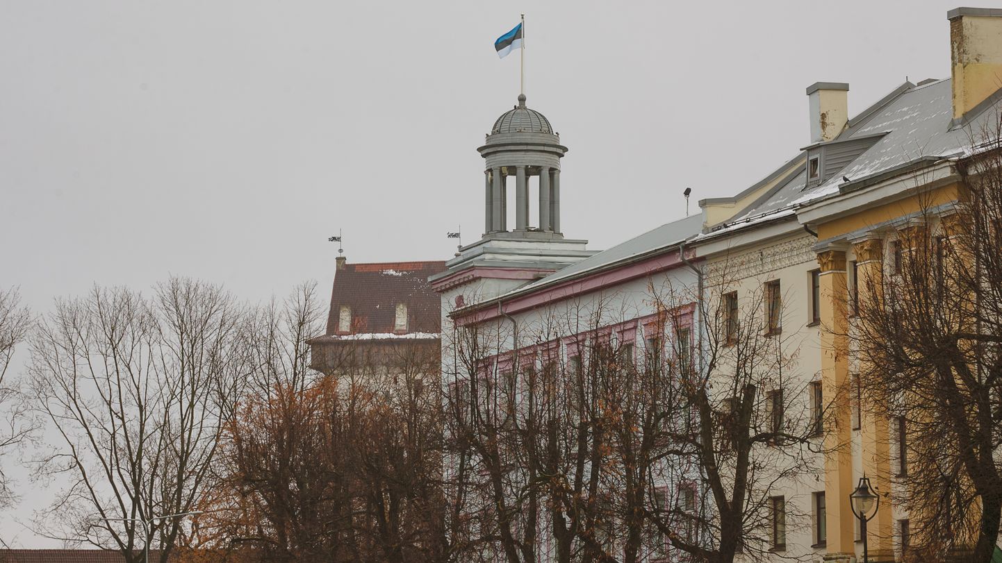 Narva linnavalitsuse ja -volikogu hoone Peetri platsil.