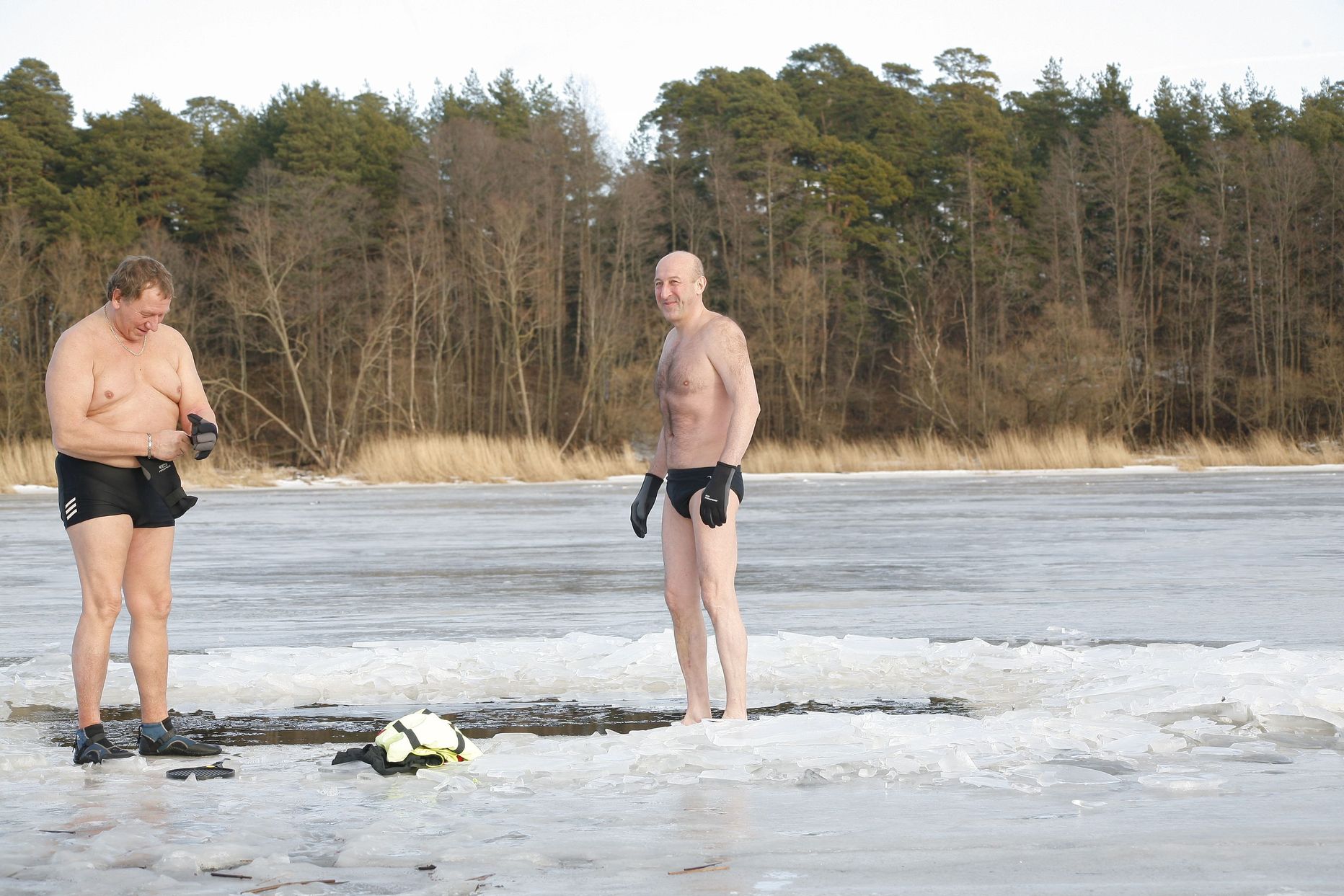 Õues on nii külm, et Tõnu Kütt ja Nikolai Pribõlski lähevad kohe vette sooja.