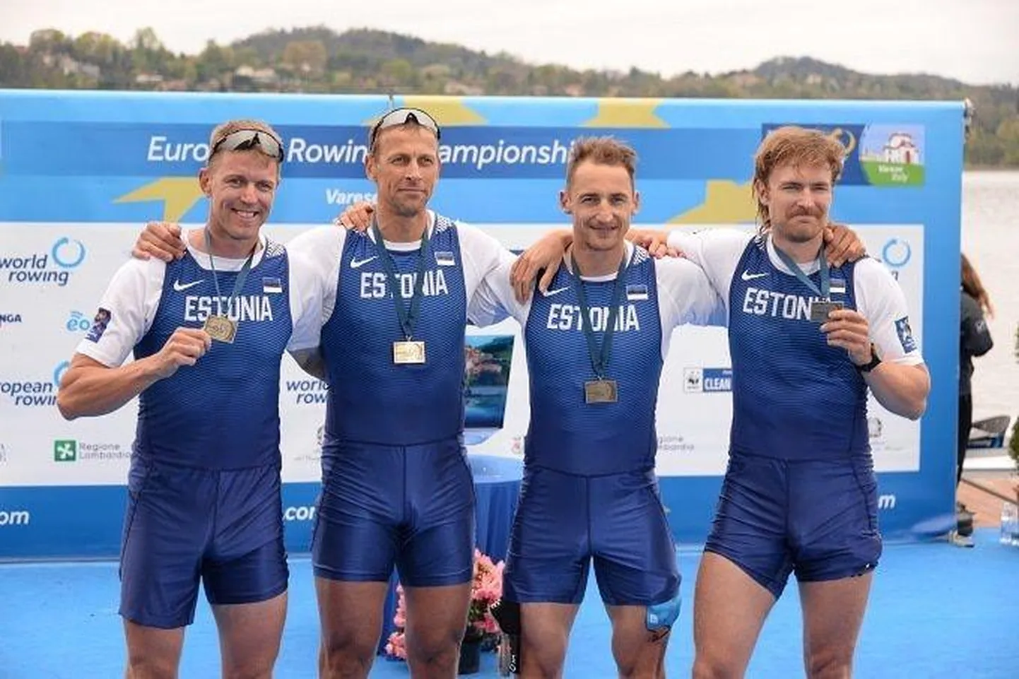 Eesti neljapaat pjedestaalil juubeldamas.