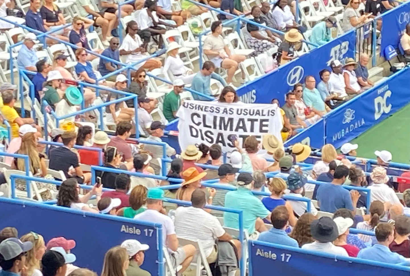 Tribüünidel olnud kliimaprotestija hoidis käes silti «tavapärane äri on kliimakatastroof»