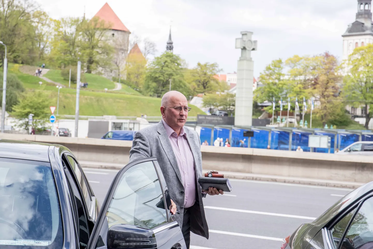 Kalle Klandorf Tallinna linnavalitsuse ees.