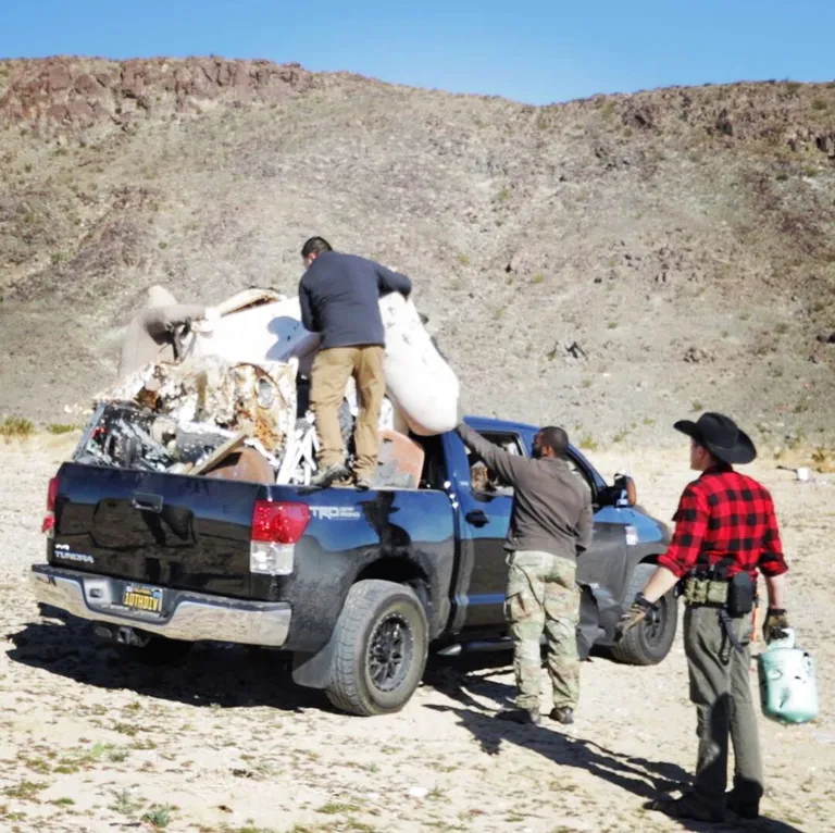 Californias asuva Joshua Tree rahvuspargi töötajad koristamas USA valitsusseisaku ajal parki külastanud inimestest maha jäänud rämpsu.
