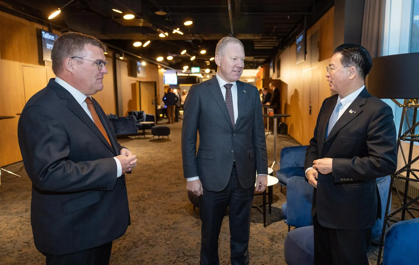 08.11.2023, Tallinn Taiwani välisminister Jaushieh Joseph Wu (paremal) konverentsil Radisson Collection hotellis. Pildil keskel Marko Mihkelson, vasakul Indrek Kannik Foto Tairo Lutter, Postimees FOTO: Tairo Lutter