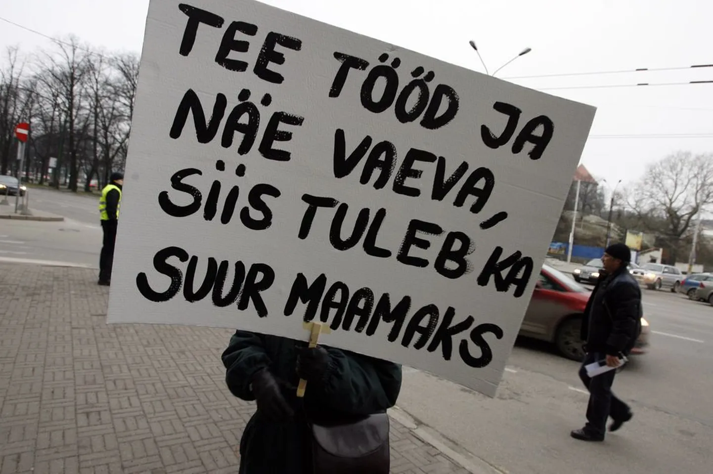 Paari aasta tagune maamaksu tõusu vastane pikett Tallinna linnavalitsuse ees.
