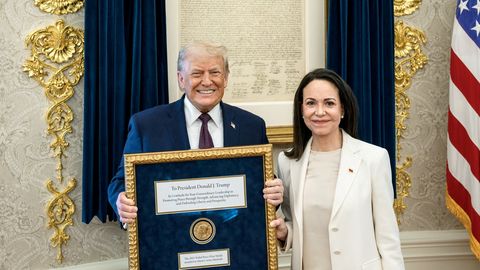 Лауреат Нобелевской премии мира из Венесуэлы вручила свою медаль Трампу