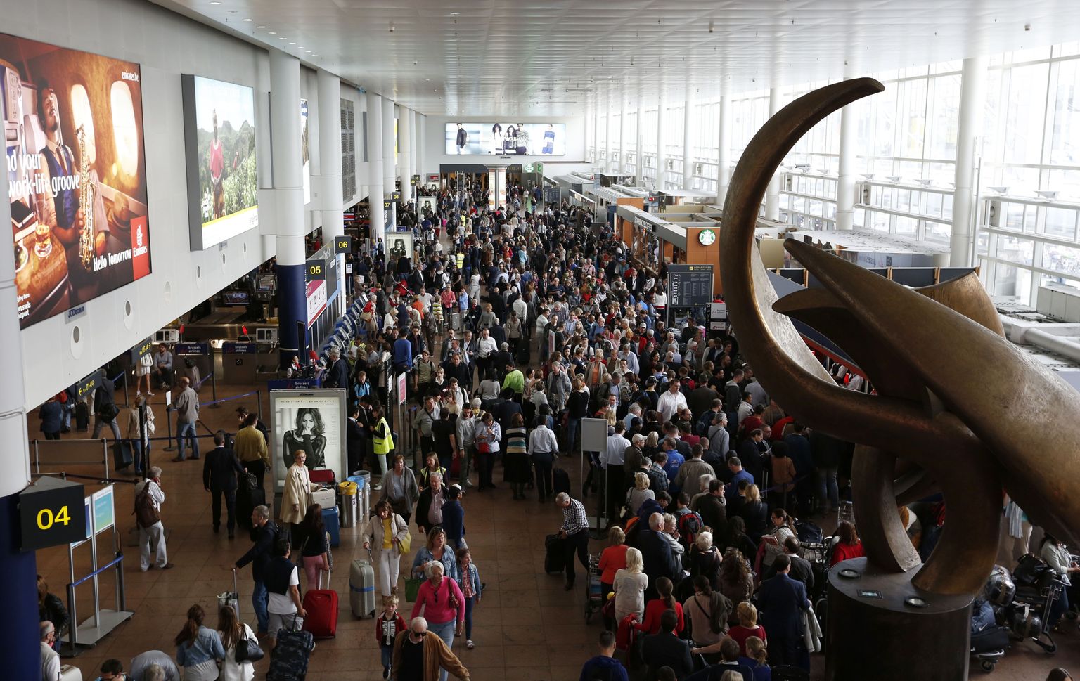 Reisijad eile Brüsseli lennujaamas ootamas.