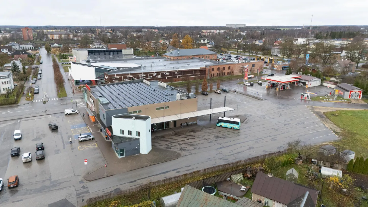 Kahe firma rahavaidlusest tekkinud tüli paisus nädala keskel sedavõrd suureks, et ohtu sattus kogu Viljandimaa bussivõrgu toimimine. Neljapäeva lõunaks konflikt siiski lahenes ja Atko Bussiliine bussijaamast välja ei visatud.