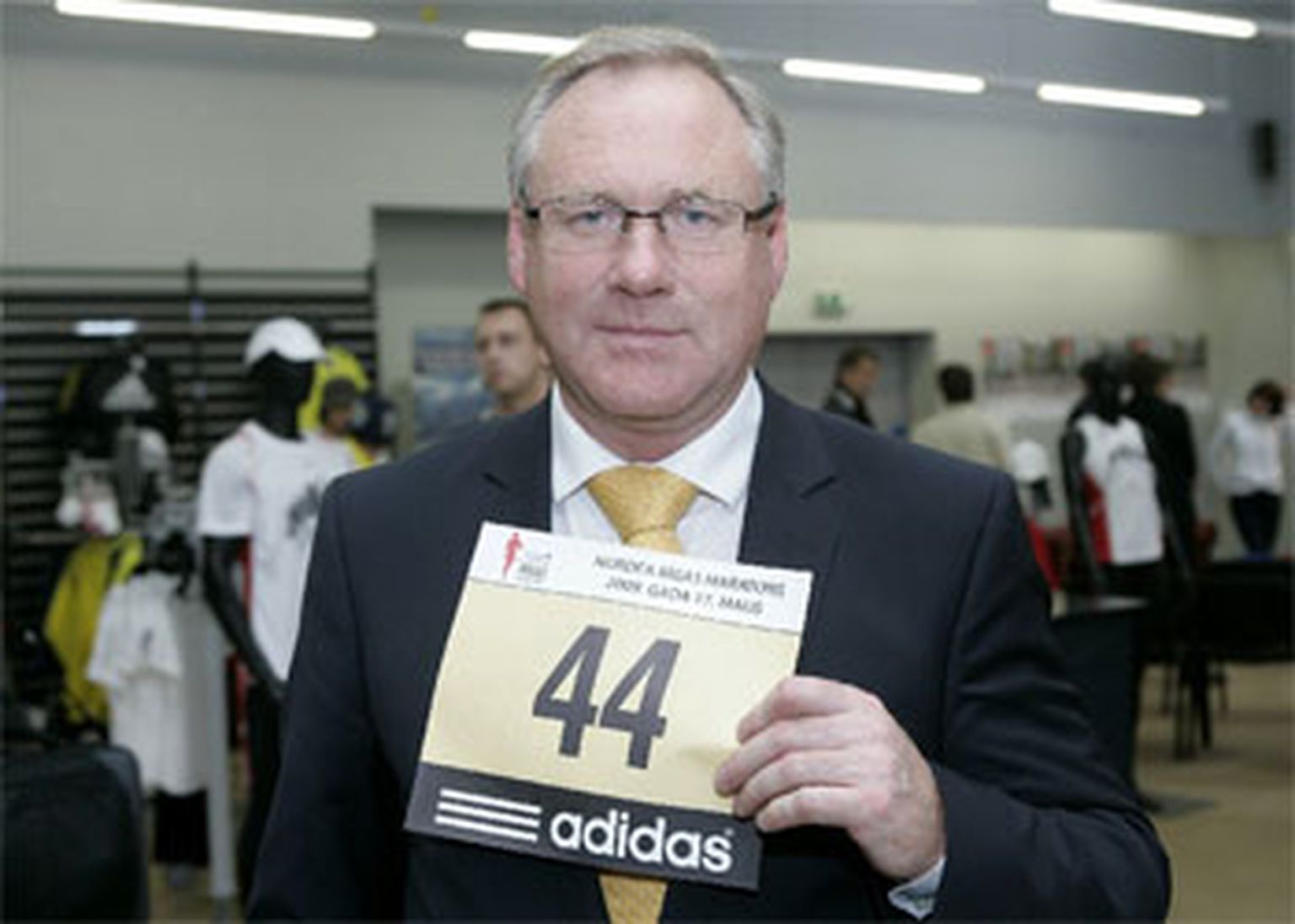 Rīgas mērs Jānis Birks pēc sava numura saņemšanas Maratona EXPO.