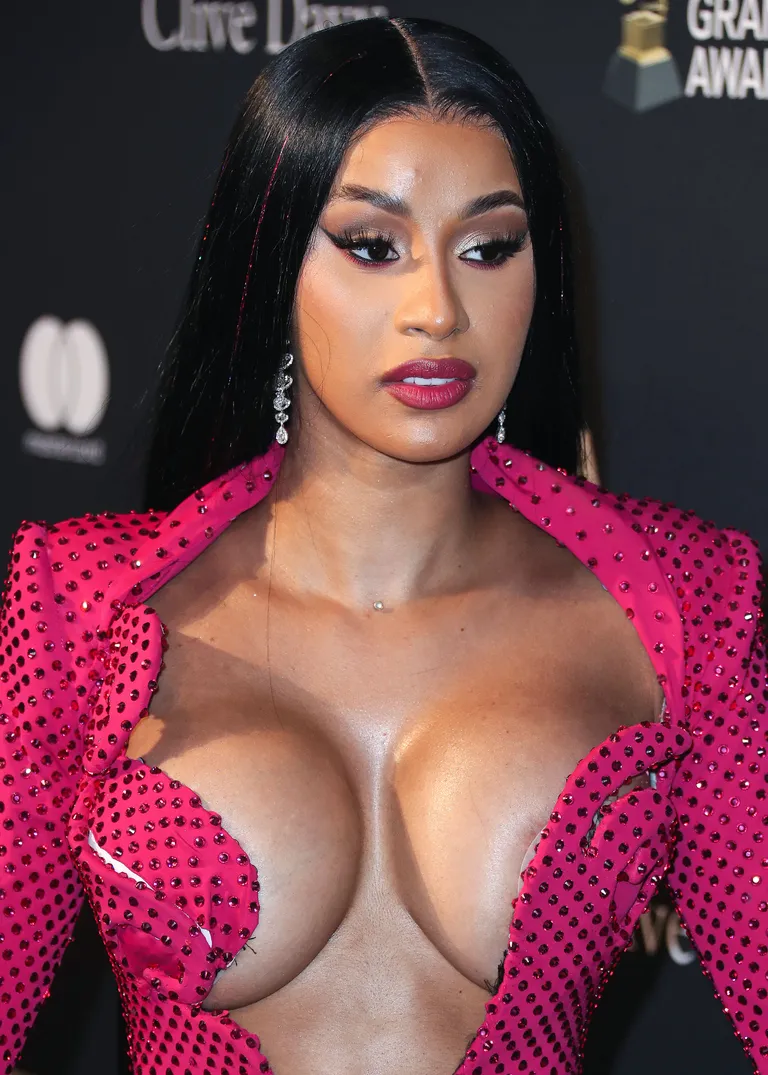 Карди Би на церемонии пре-GRAMMY Gala в отеле The Beverly Hilton в Лос-Анджелесе.