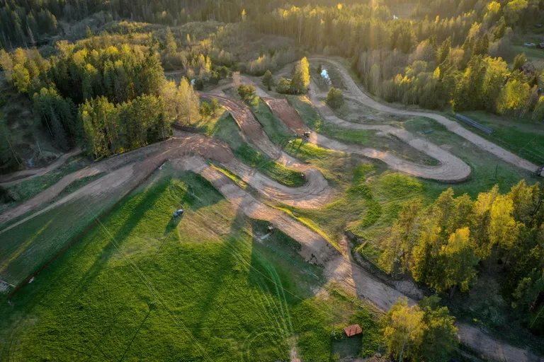 Ainja looduslik krossirada pole kergete killast. Küllaltki tehniline ja üles-alla looklev krossirada pannakse sõna otseses mõttes teistpidi käima.