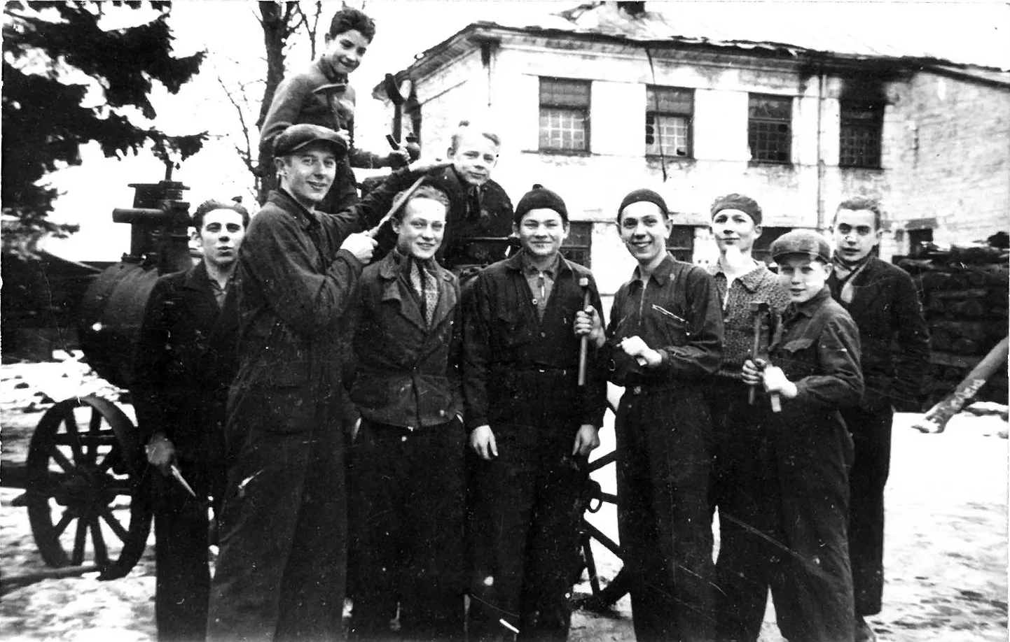 KURESSAARE TÖÖSTUSKOOLI ÕPILASED 1938. aastal. Taamal sama aasta
talvel põlenud töökoja hoone.