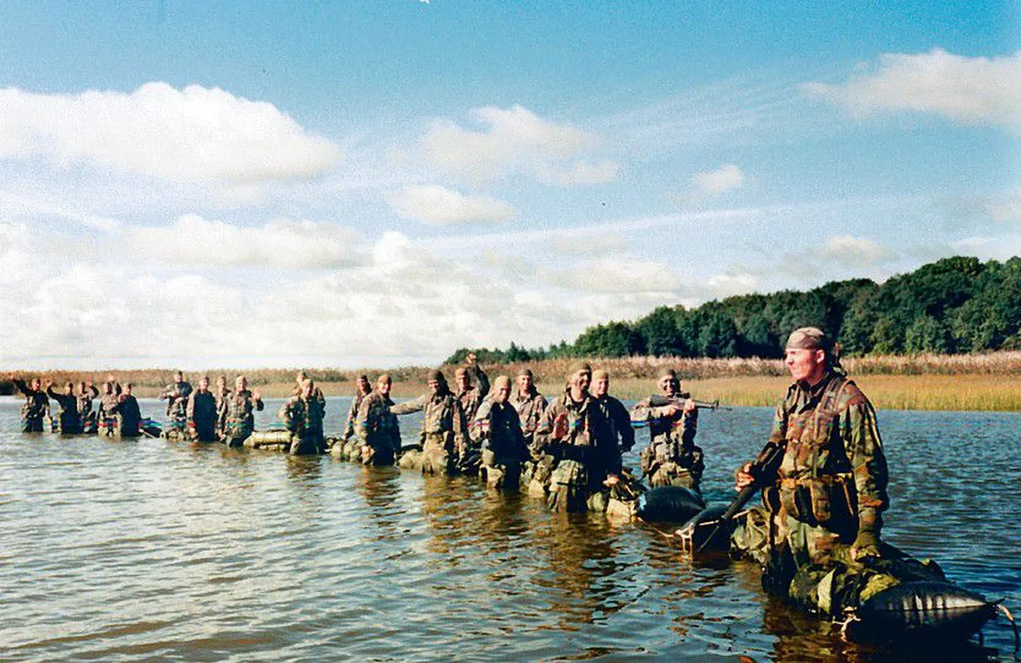 11. september aastal 1997. Viimane foto luurerühmast, mis on just alustanud väina ületamist. Foto on pärit rühmaülem Jaanus Karmi fotoaparaadist Fuji, mis leiti pärast õnnetust mererannast.