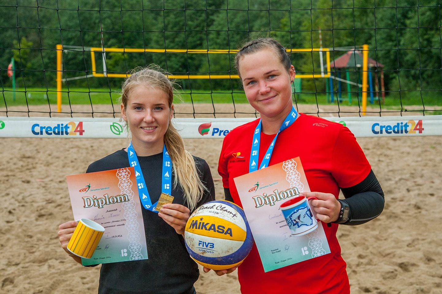 Karin Lassi (vasakul) ja Gertrud Alatare võitsid Järvamaa rannavolle meistritiitli.