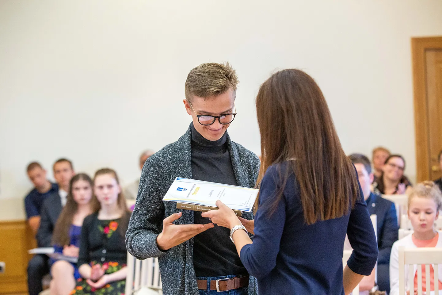 Üks Türi kool esindatud, teine mitte: Türi ühisgümnaasiumi õpilane Kaido Kivi sai oma tänukirja ühiskonnaõpetuse olümpiaadi esikoha eest kätte.
