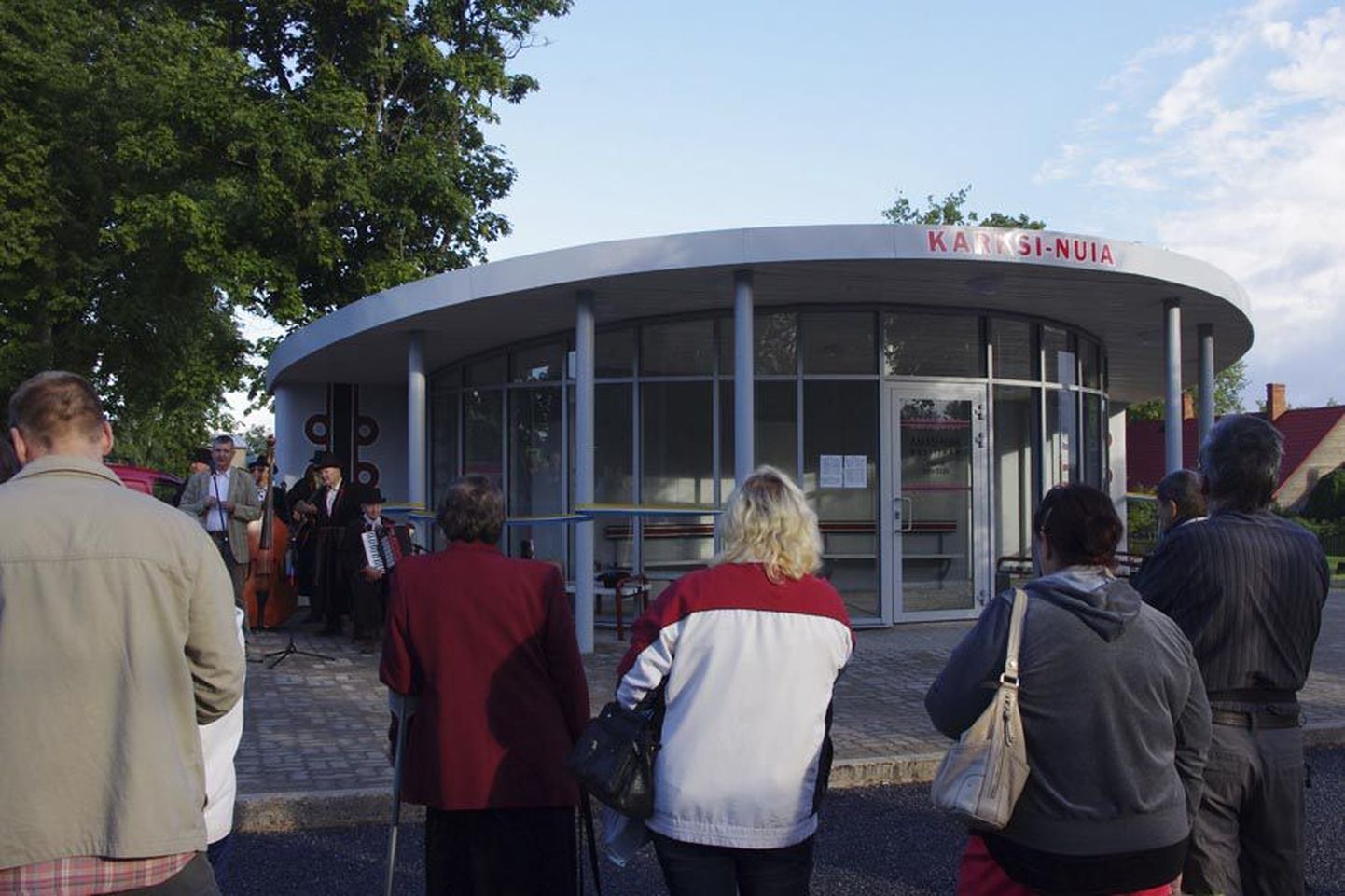 Karksi-Nuias avati eile uus bussijaam ning korrastatud sai ka jaama esine tee. Kokku võtsid tööd aega kolm kuud. Uue hoone avamine oli kohale meelitanud rohkem kui poolsada inimest ja jaamast saadeti peo ajal teele neli liinibussi.