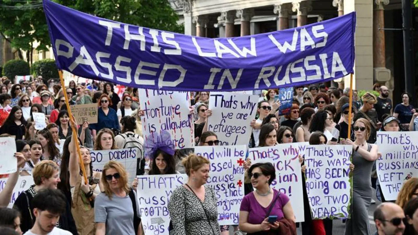 Грузинский вариант закона об «иностранных агентах» вызвал массовые протесты в стране (на транспаранте написано «Этот закон принят в России»).