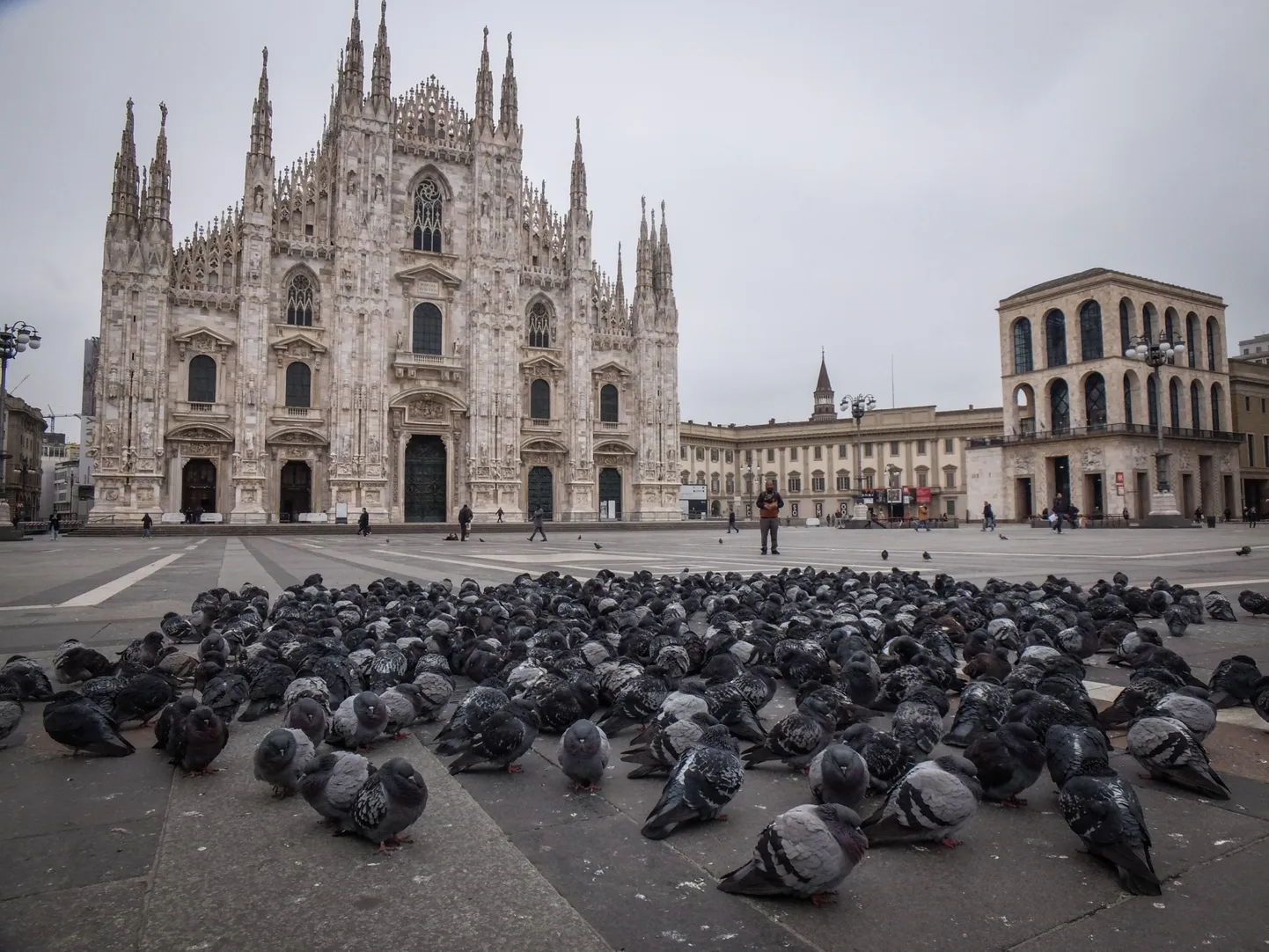 Площадь Дуомо (Piazza del Duomo) - главная, самая посещаемая и самая крупная площадь исторического центра Милана.