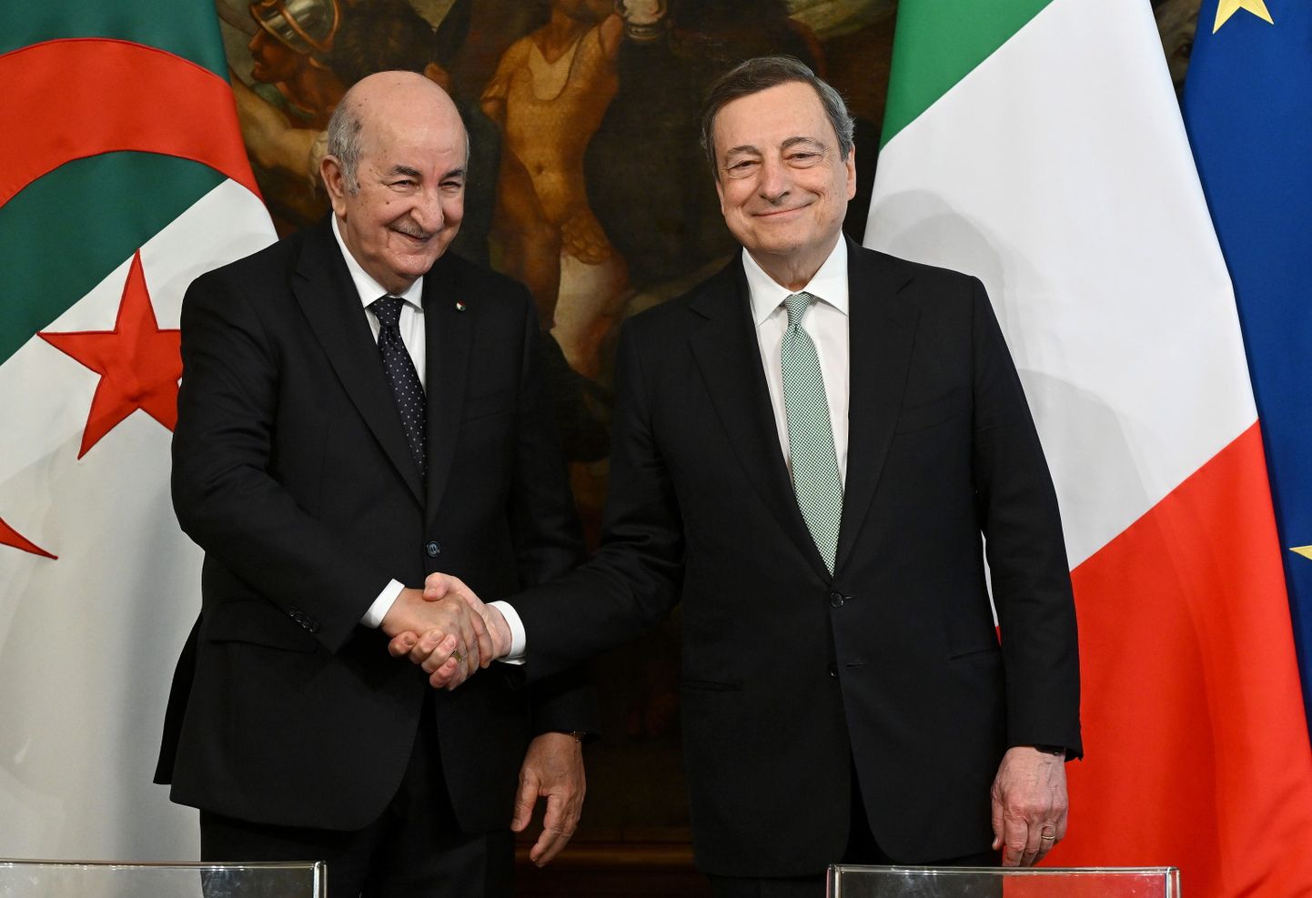 Alžeeria president Abdelmadjid Tebboune ja Itaalia peaminister Mario Draghi kätt surumas 26. mail Roomas.