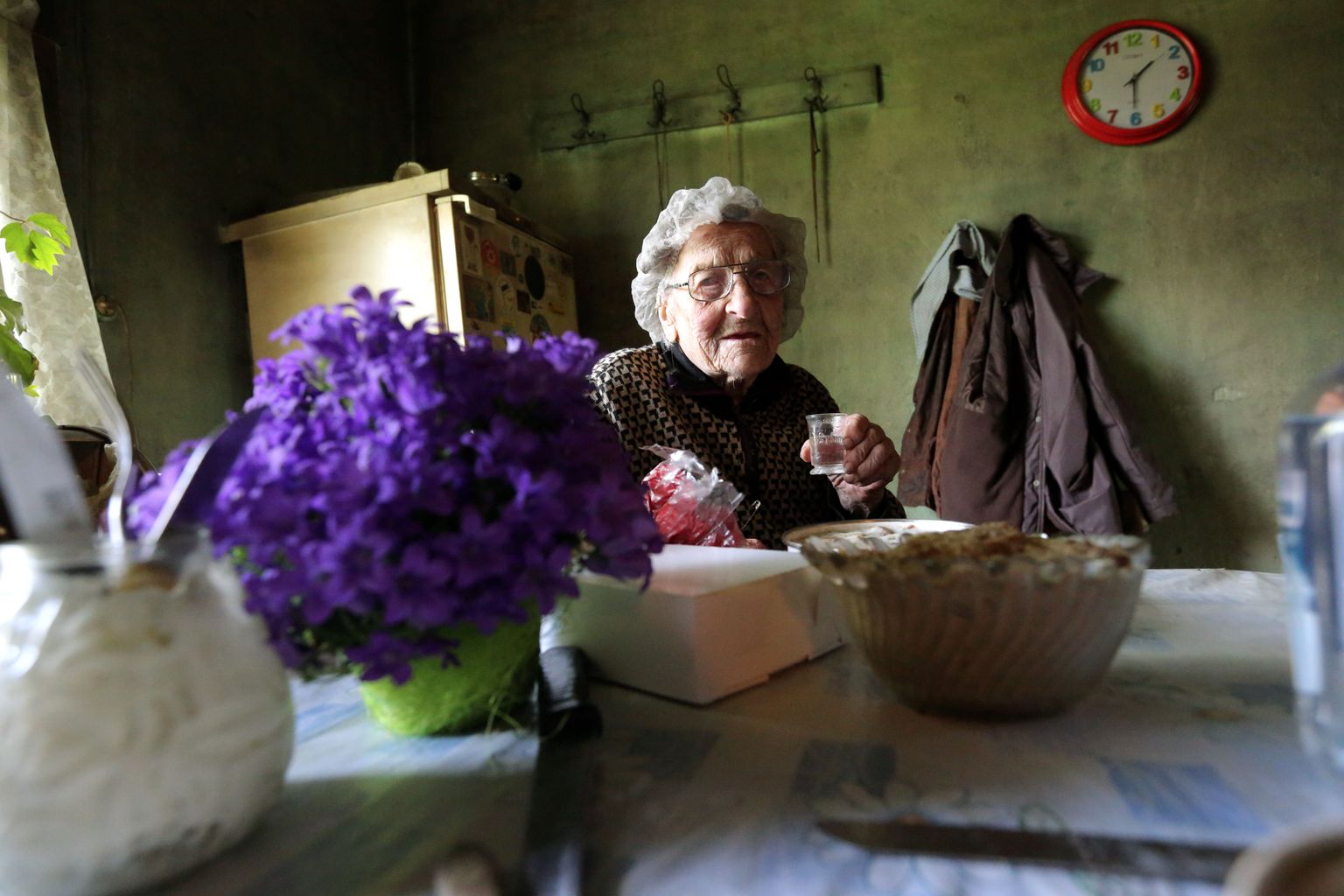 Täna 102-aastaseks saava Marta-Johanna Viksi auks tõstsid reporter ja fotograaf pitsi juba eile. Perenaine põhjani ei võtnud, ütles, et peab veel köögis toimetama.