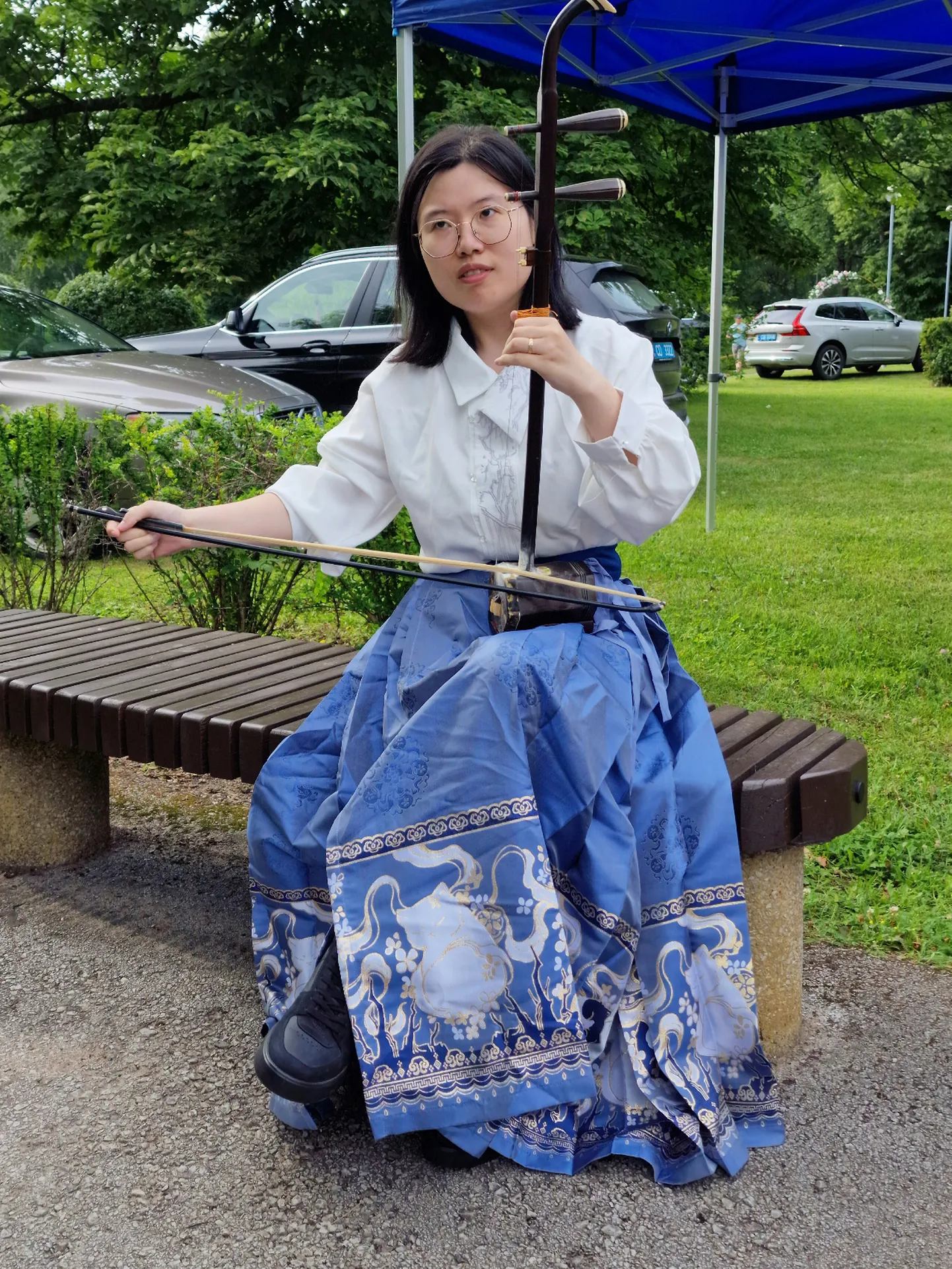 Hiina traditsiooniliste muusikariistade harmoonilised meloodiad kõlasid kaunilt ka suvisel festivalil pargijärve ääres.