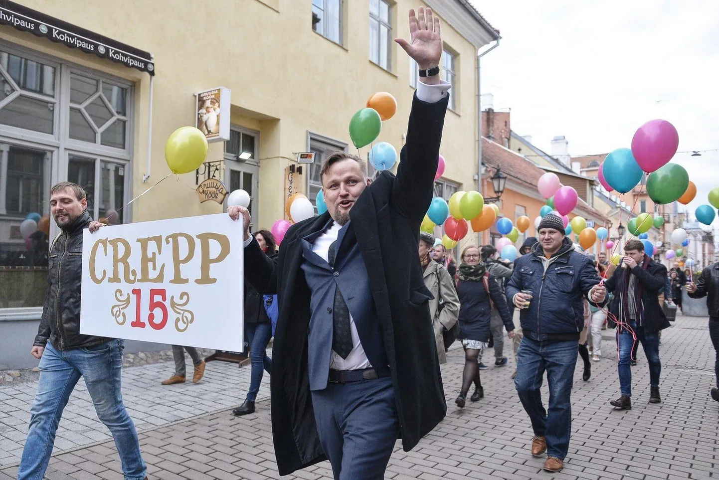 Mullu tähistas kohvik Crepp suurejooneliselt 15. sünnipäeva. Nüüd, poolteist aastat hiljem lehvitab kohviku omanik Priit Palk (esiplaanil) Tartule ning jätkab ärisid pealinnas.