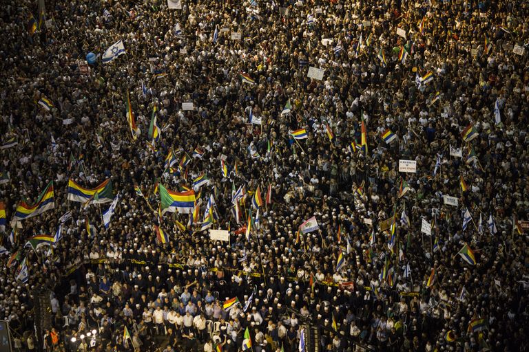 Kümned tuhanded meeleavaldajad Tel Avivis.