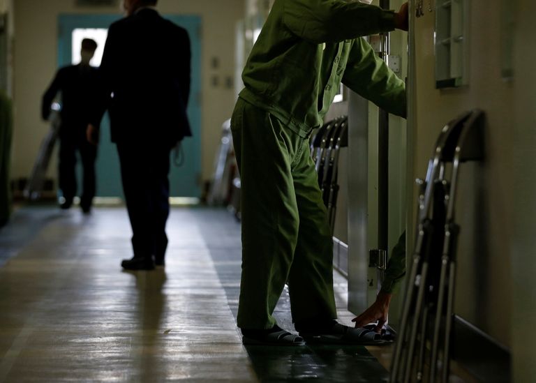 Eakad vangid pöördumas tagasi oma kambritesse Tokushima vanglas, kus on pensionäridest kurjategijatele loodud koguni oma maja.