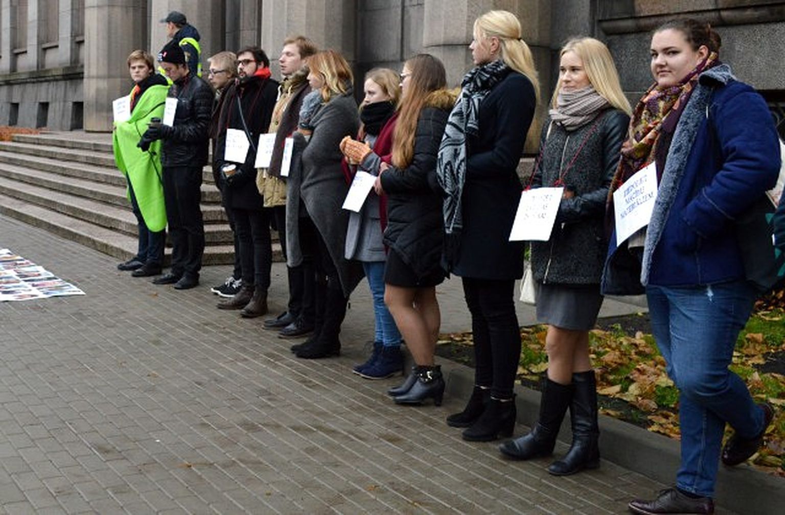 Latvijas Studentu apvienības zibakcija pie Ministru kabineta, kurā protestē pret finansējuma samazināšanu augstākajai izglītībai