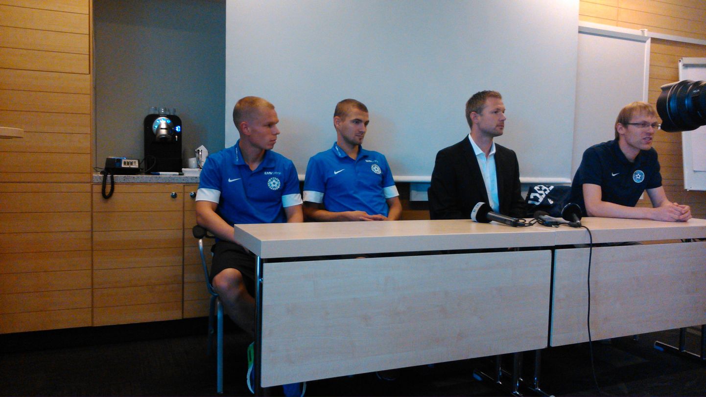 Eesti jalgpallikoondise pressikonverents Sotckholmis. Vasakult Ilja Antonov, Ken Kallaste ja peatreener Magnus Pehrsson.